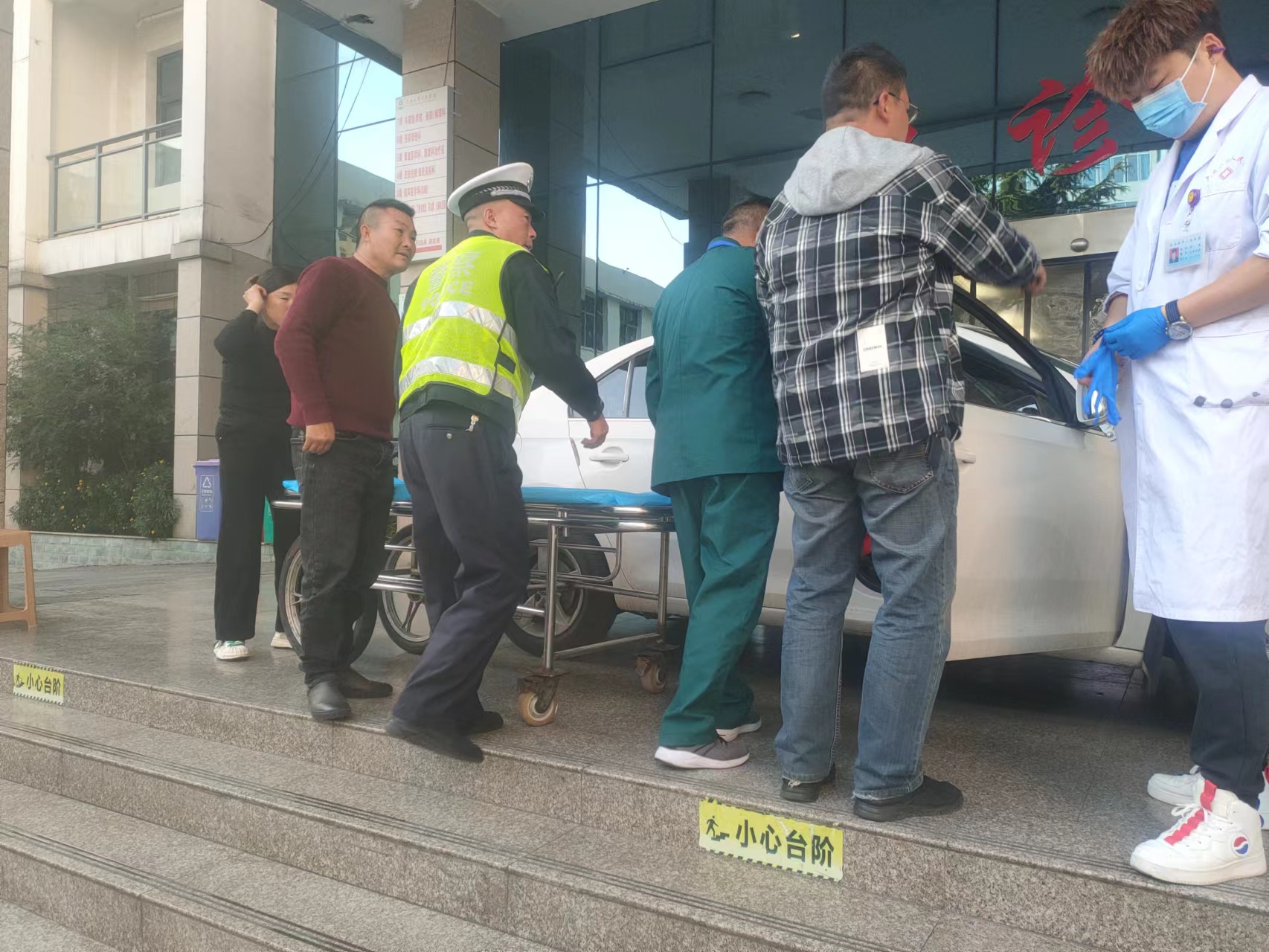 交警大队将伤者送到市医院。