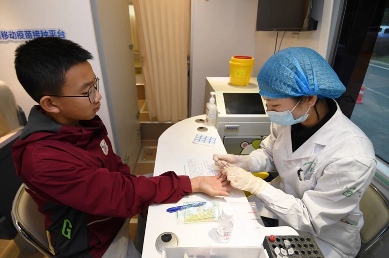 图片（5）医护人员正在为学生检查抗体