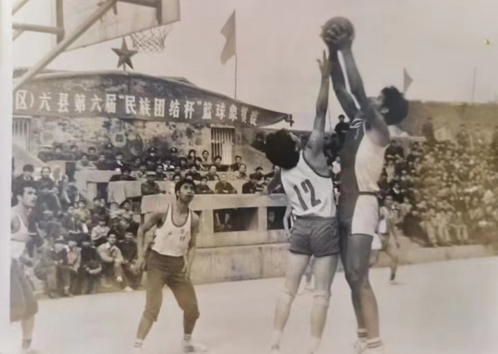 80年代册亨篮球队组织外出参赛。册亨宣传部供图