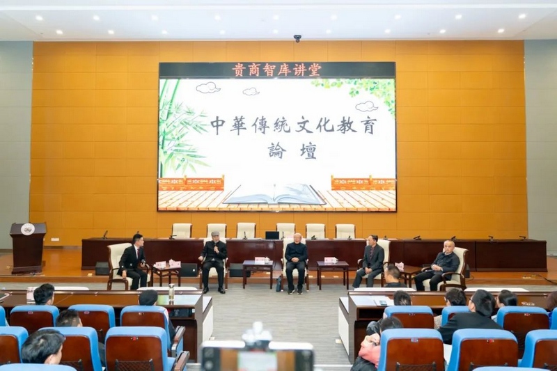 专家与在场师生进行交流。
