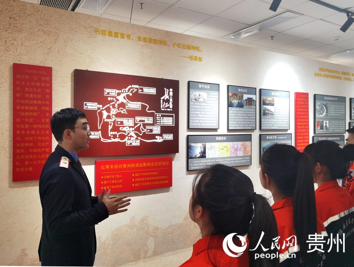 听取中国共产党发展历程讲解。人民网 王秀芳摄
