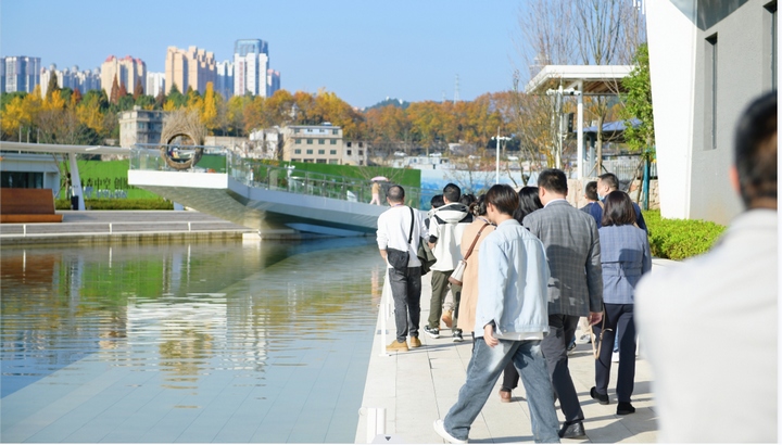 媒体记者到兰草坝生活圈走访调研相关建设情况。中铁建地产贵州公司供图