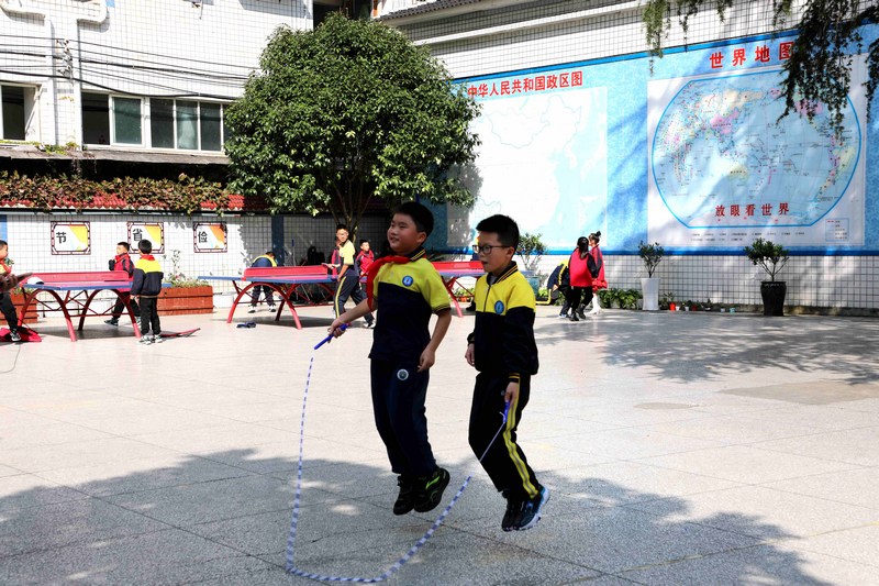 学生们正在跳绳。