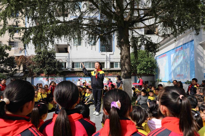 洋川小学“梦想舞台”让孩子们展示自己的特长。
