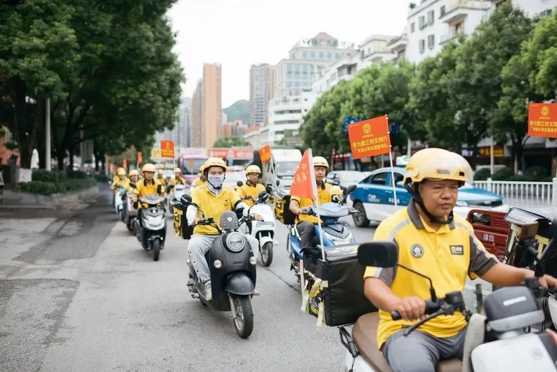 外卖小哥出行。