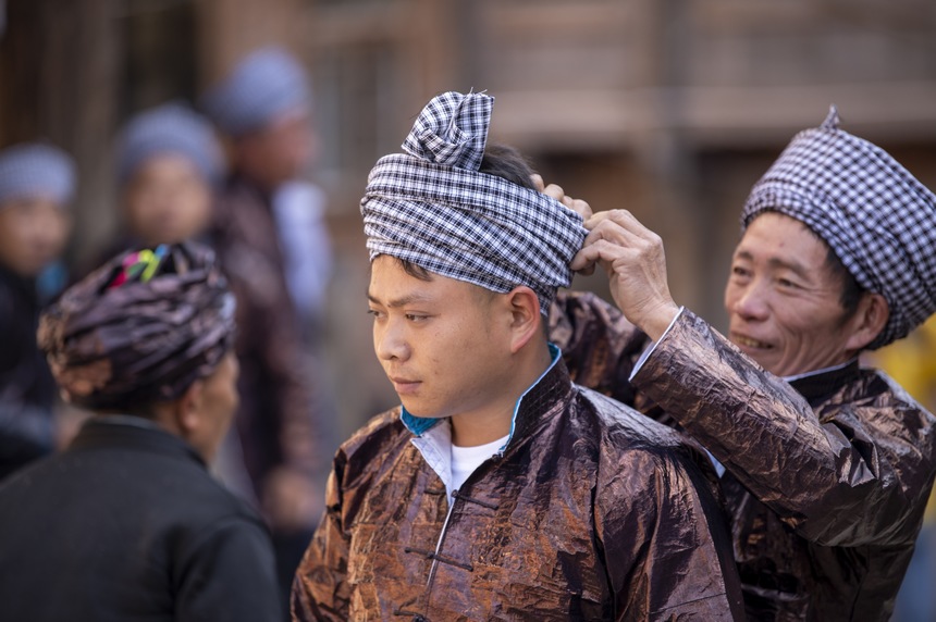 侗族同胞的扮装（绑头巾）。