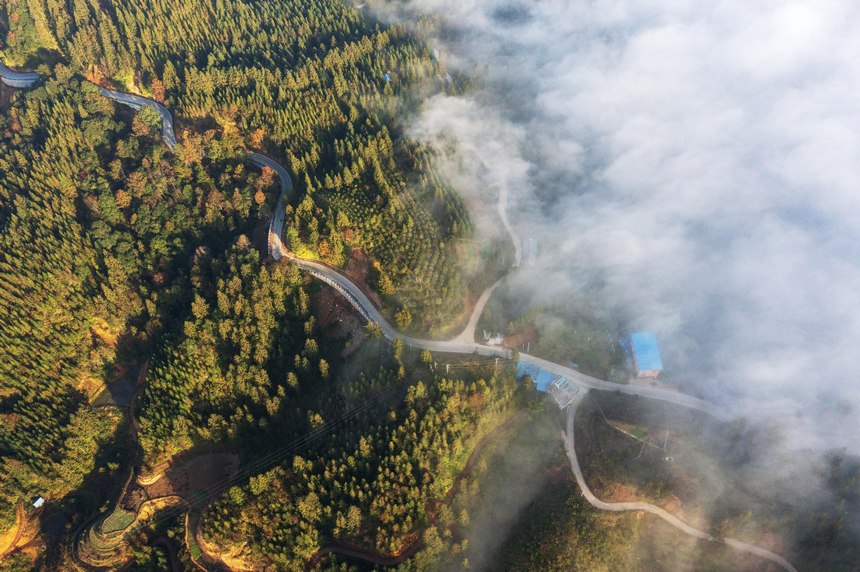 2023年11月28日，在貴州省從江縣丙妹鎮大洞村拍攝的雲海景觀（無人機照片）。