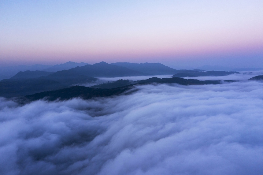 2023年11月28日，在貴州省從江縣丙妹鎮大塘村拍攝的雲海景觀（無人機照片）。