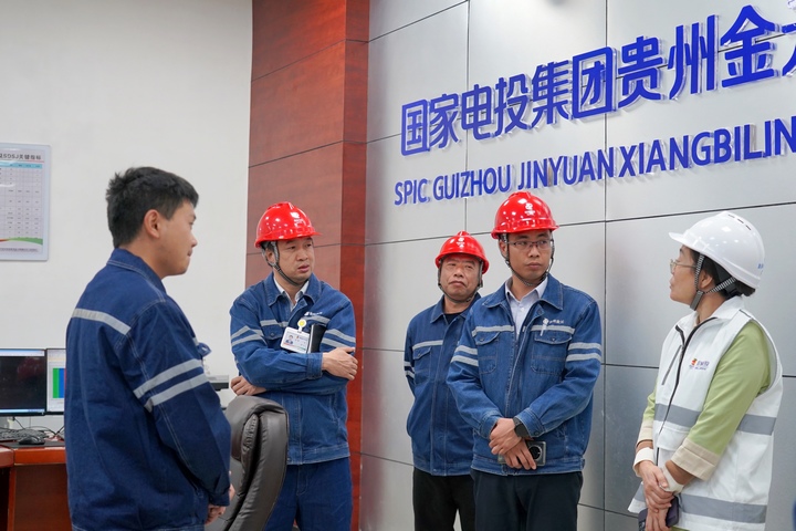 中电联评审专家在象鼻岭水电厂中控室现场查看。