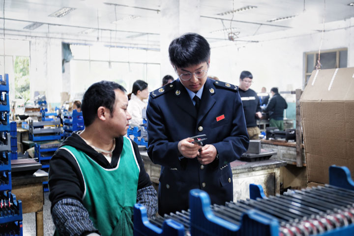打磨量具工作场景。