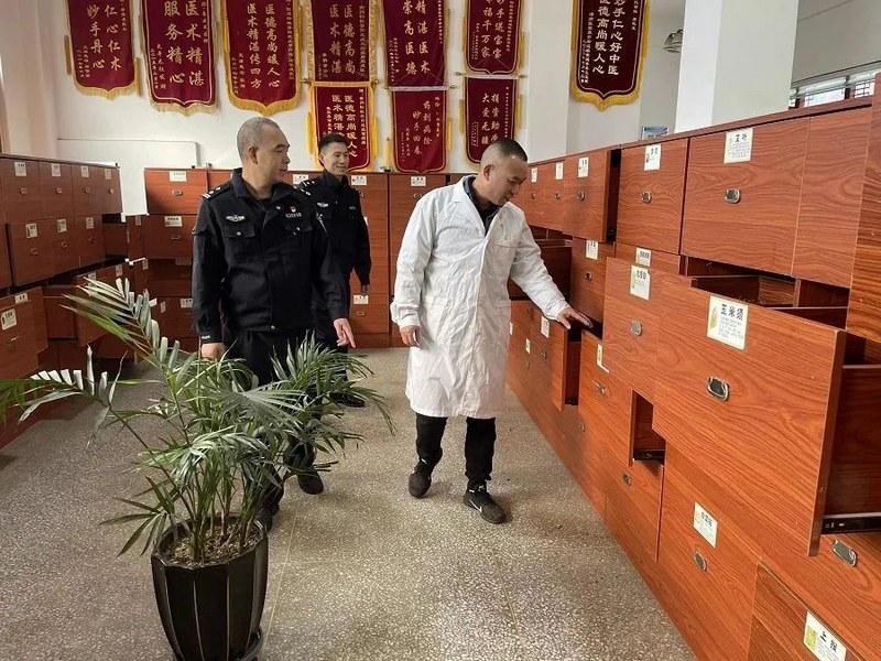 图3：民警对中药材店进行安全检查.jpg