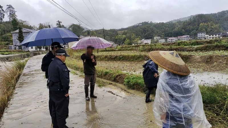 2 图为民警调解矛盾.jpg