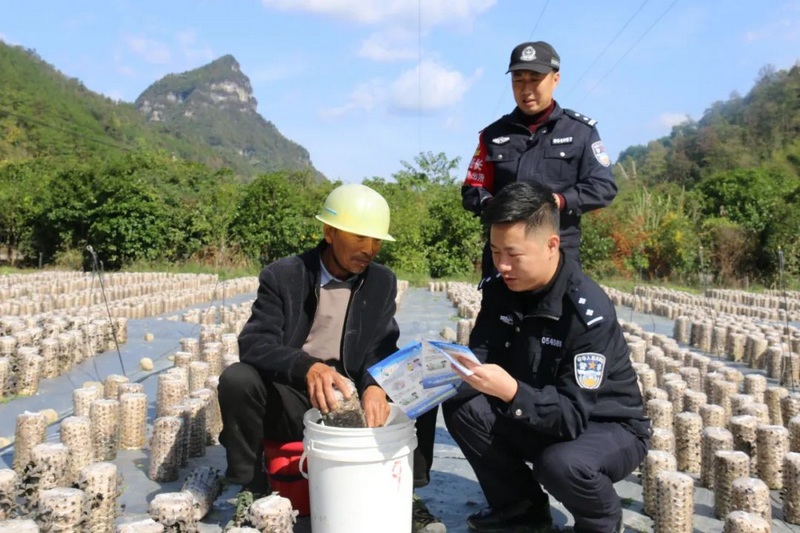 3 民警正在进行反诈宣传.jpg