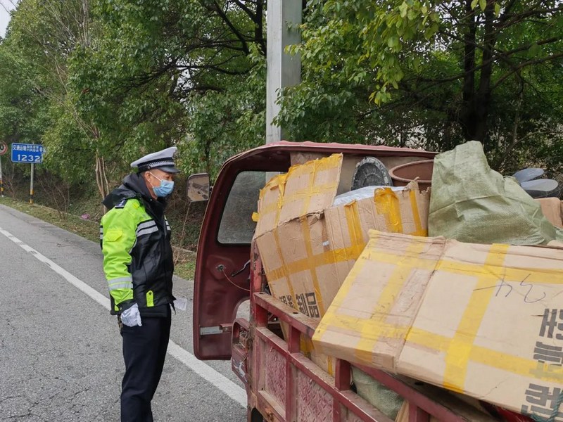 5 图为万山公安在乡镇道路积极开展宣传劝导活动.jpg