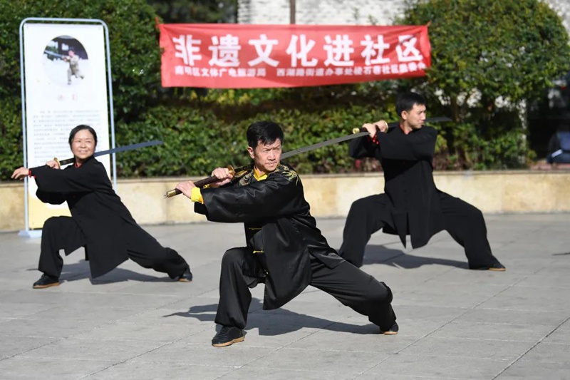 “苗刀武术”传承人徐影（前）进行“苗刀武术”展示。