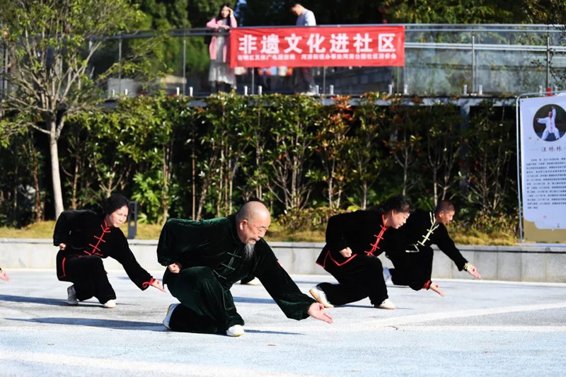 “小练拳”传承人汪林内与学员们一起展示“小练拳”。