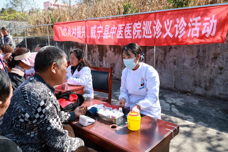 11月27日，威宁自治县中医医院到猴场镇卫生院开展巡诊义诊活动，活动现场繁忙有序。（赵庆能 摄） (1).JPG