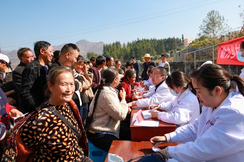 11月27日，威宁自治县中医医院到猴场镇卫生院开展巡诊义诊活动，活动现场繁忙有序。（赵庆能 摄）.JPG
