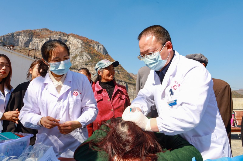 11月27日，威宁自治县中医医院到猴场镇卫生院开展巡诊义诊活动，活动现场专家在给群众进行宫氏脑针治疗。（赵庆能 摄）.JPG
