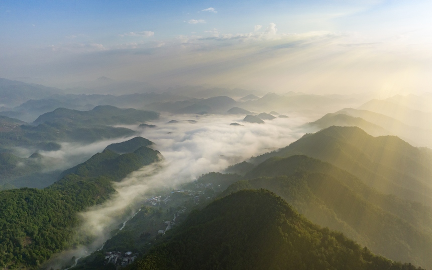 云雾缭绕的群山。