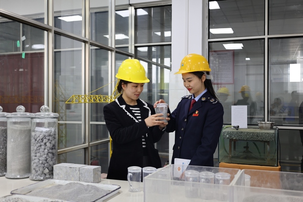 为支持、鼓励“专精特新”企业发展壮大，毕节市税务部门紧扣高新技术企业特点，加大服务力度，不断推进税费优惠政策直达快享，为企业减负担，助力企业发展。图为毕节市税务局人员到贵州磐石高科新材有限公司了解企业混凝土生产工艺。李想  摄.jpg