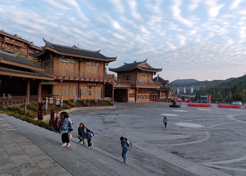1、上学路上。.jpg