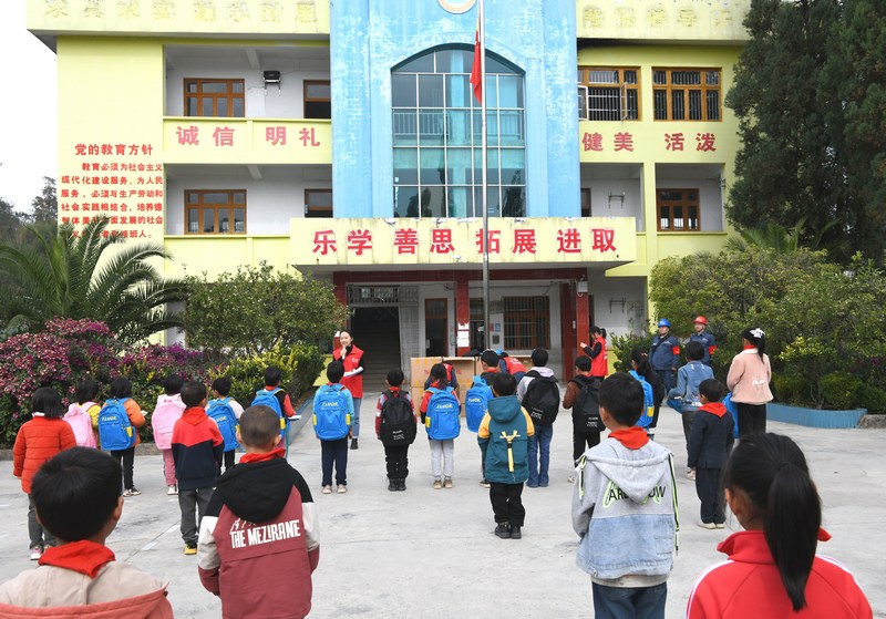 团员志愿者为学生讲解安全用电小知识.jpg