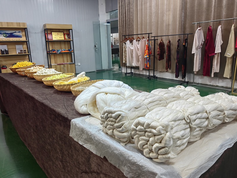 赫章县野马川经开区贵州丝路兴蚕纺织有限公司加工的蚕丝和衣服。王永胜 摄.jpg