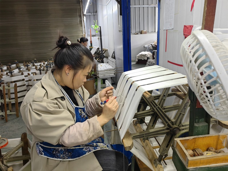 赫章县野马川经开区贵州丝路兴蚕纺织有限公司员工正在整理蚕丝。王永胜 摄.jpg