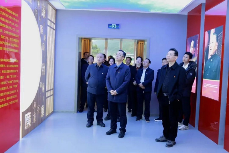 党员干部在县警示教育基地开展警示教育。