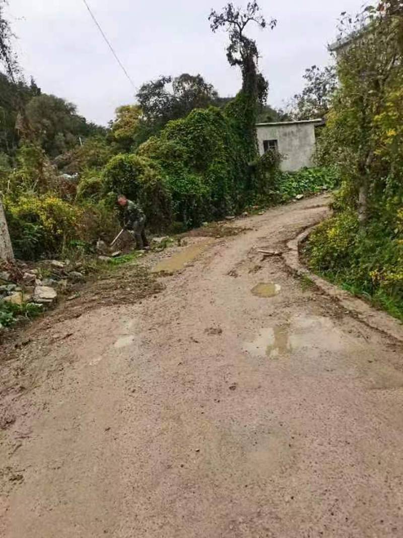 图片（1）修路前，路面坑洼不平，浸水有破损