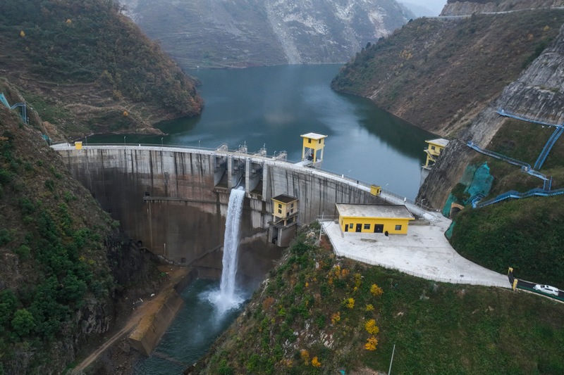 2023年11月30日在貴州省畢節市赫章縣羅州鎮拍攝的赫章縣河口水庫（無人機照片）。
