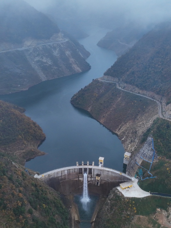 2023年11月30日在貴州省畢節市赫章縣羅州鎮拍攝的赫章縣河口水庫（無人機照片）。
