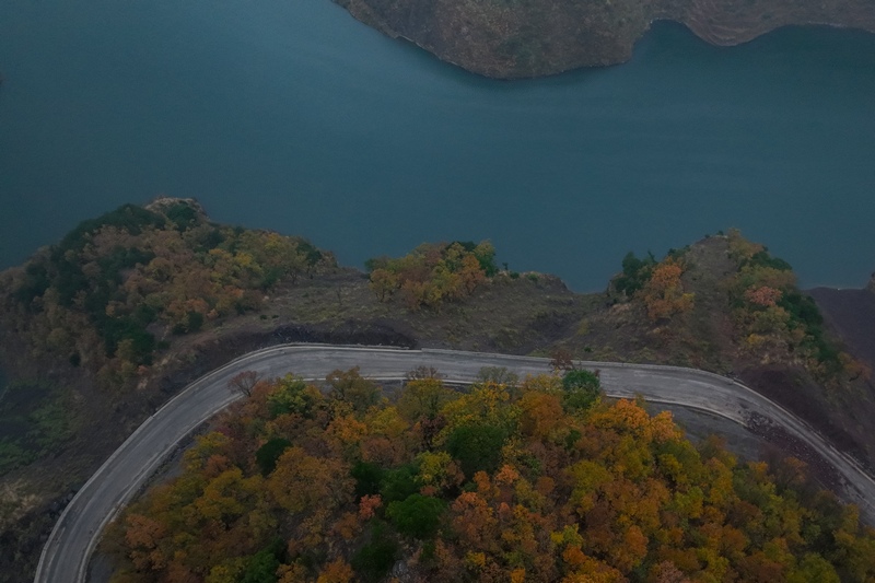 2023年11月30日在貴州省畢節市赫章縣羅州鎮拍攝的赫章縣河口水庫（無人機照片）。 