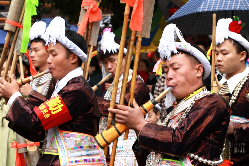 岜沙村民庆祝一年一度的苗族芦笙节。