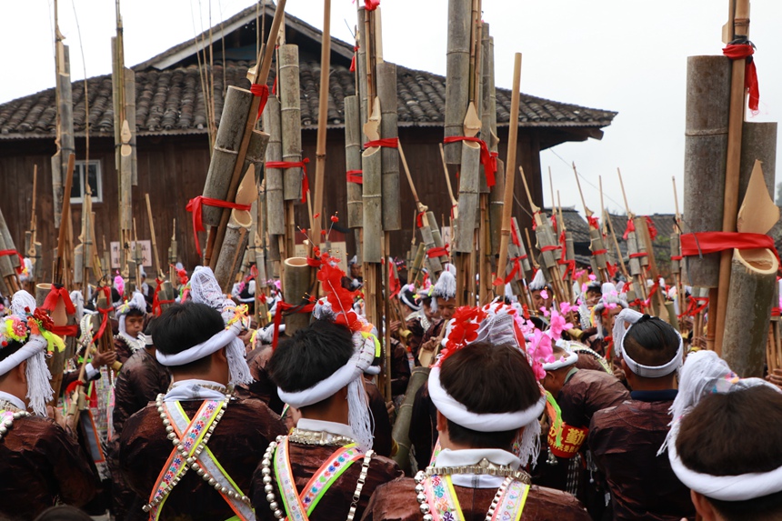 岜沙苗寨的苗族同胞庆祝芦笙节。
