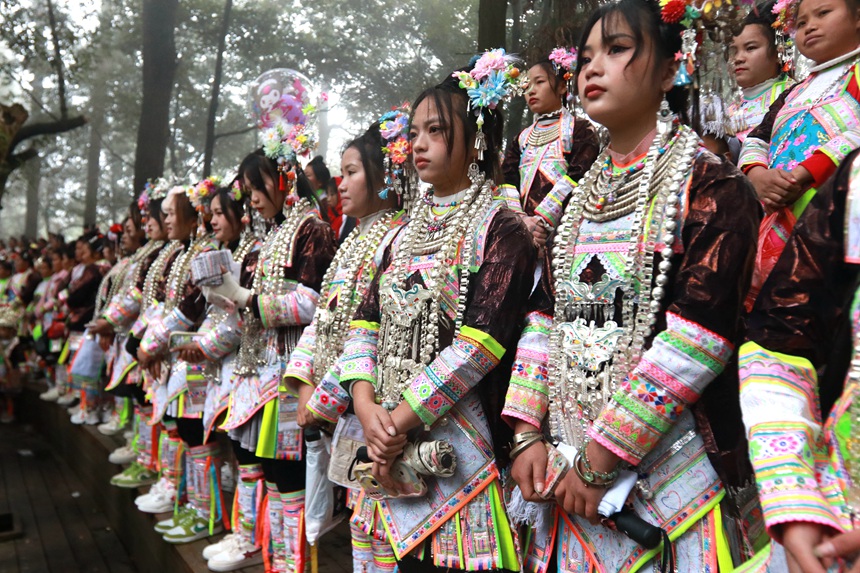 村民身着民族服饰一同庆祝苗族芦笙节。