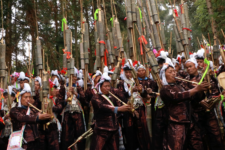 苗族同胞围聚在一起庆祝苗族芦笙节。