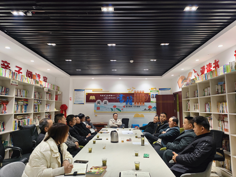 社区组织楼栋代表召开物业管理工作推进会。