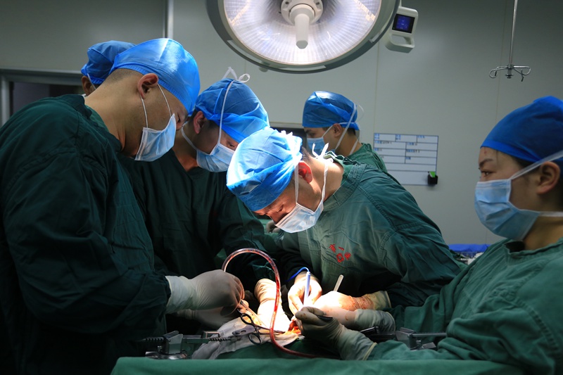 纪旭博士为患者做手术。