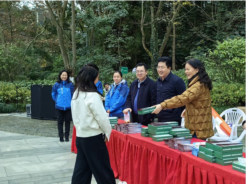 3 现场发放宣传资料及互动
