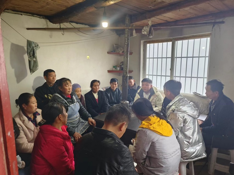 何村村石门组群众会。