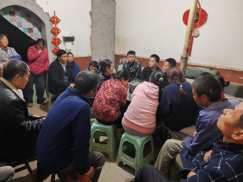 黄桃村茶坝组群众会。