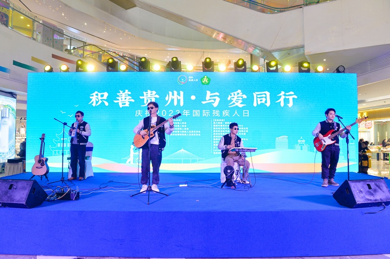 折耳根乐队在活动现场表演。任珍宇摄