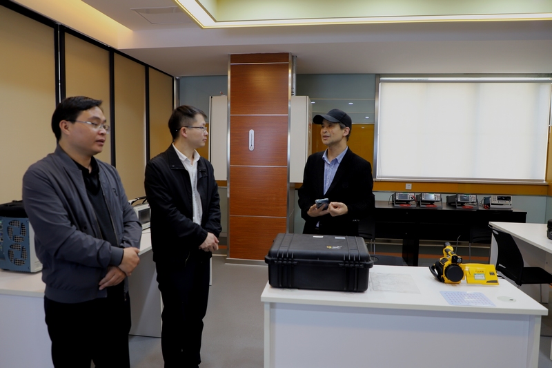 10月18日，貴州工程應用技術學院大數據創新應用工程中心主任、特聘教授、博導盧涵宇（右一）到貴州致福光谷投資管理有限公司參觀實驗室。