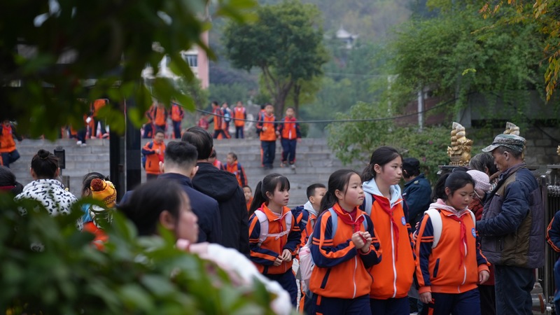 田秋小学放学，学生们陆续走出校门（陈敏，孙磊 摄）.JPG