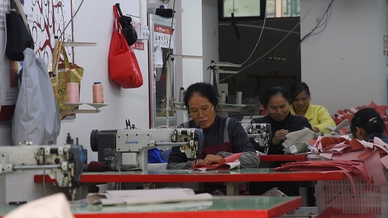 騏鴻制品工藝廠工人正在生產箱包1.jpg