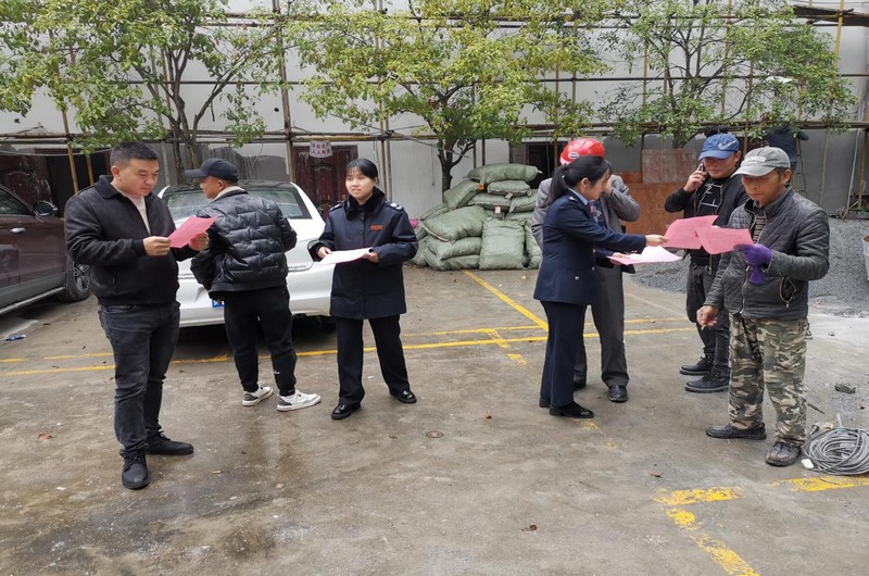 錦屏縣局工作人員到項目施工現場發放宣傳資料。