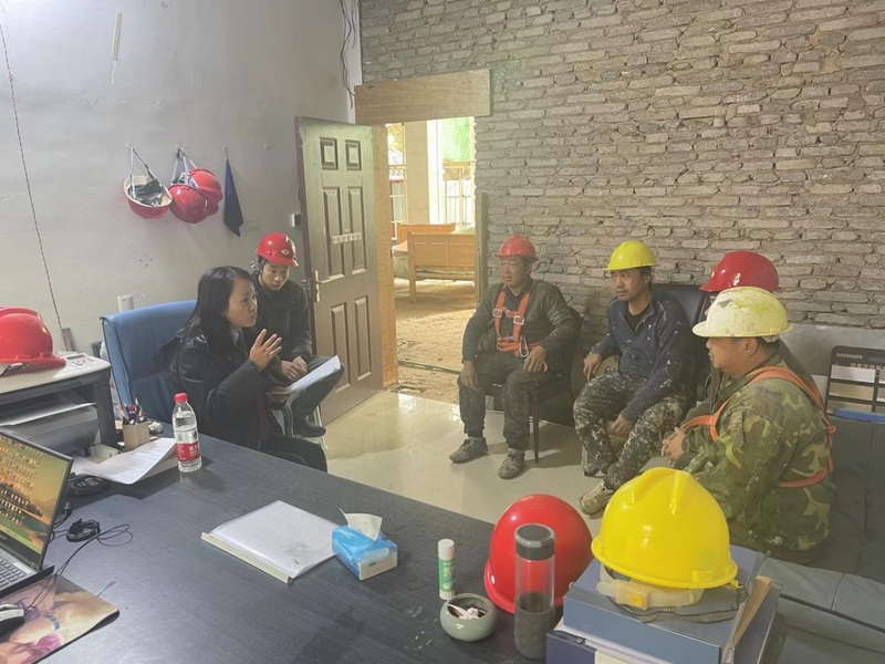雷山縣局工作人員到施工現場為工人宣講政策。