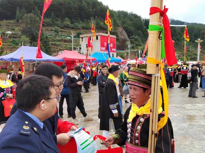 黃平縣局利用黃平縣谷隴鎮一年一度的民俗節日“九.二七”蘆笙會宣傳政策。